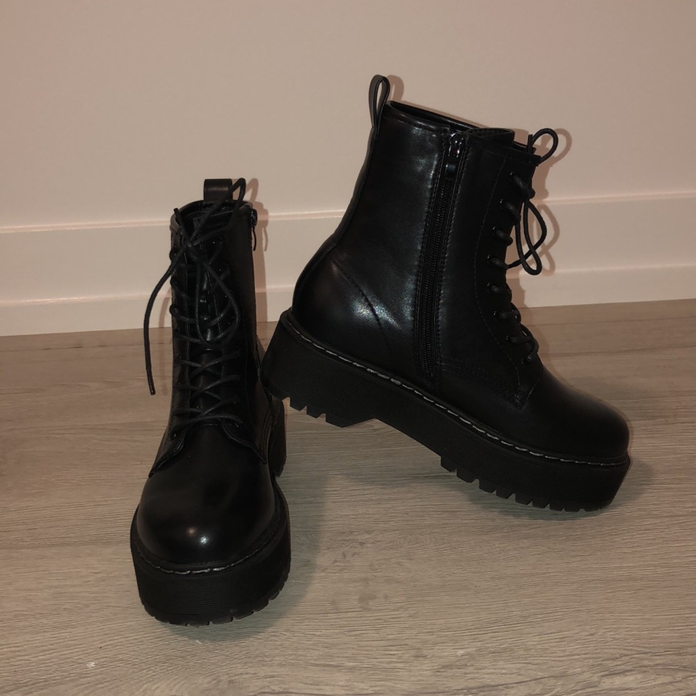 Steve Madden Doc Marten dups Black platform combat